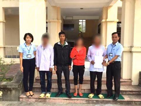 Gia đình và người thân đối tượng đến đón nạn nhân bị mua bán người về nhà (Ảnh: Phạm Ngoan)