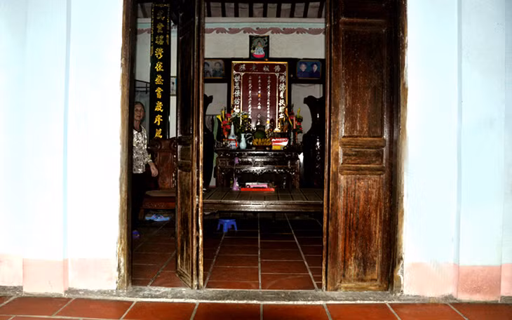 Ngôi nhà được dựng bằng gỗ lim, cửa vào nhà không có bậu cửa mà phẳng nền với hiên.