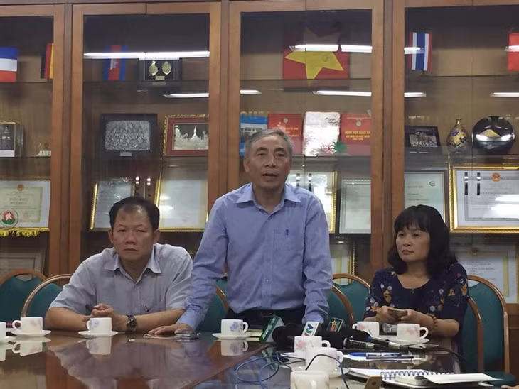 Phó Giám đốc Bệnh viện Bạch Mai Nguyễn Ngọc Hiền trả lời câu hỏi của báo chí.