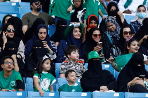 Phụ nữ Saudi Arabia có mặt tại một sự kiện kỷ niệm Quốc khánh nước này ở thủ đô Riyadh. Ảnh: VOA.