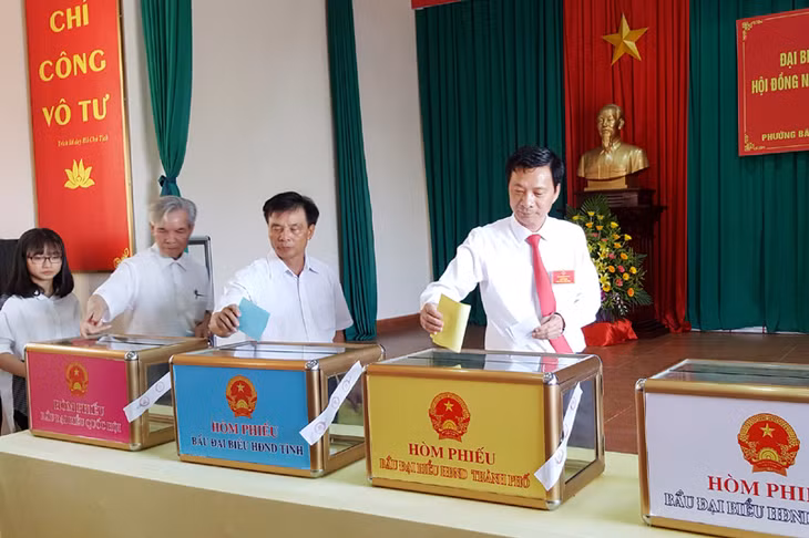 3. Cùng với cả nước, tỉnh Quảng Ninh đã tổ chức thành công cuộc bầu cử đại biểu Quốc hội khóa XIV và đại biểu HĐND các cấp, nhiệm kỳ 2016-2021.&nbsp;Quảng Ninh là một trong những địa phương có số cử tri đi bầu cử đạt tỷ lệ cao nhất toàn quốc. Các đại biểu Quốc hội và lãnh đạo chủ chốt của tỉnh được cử tri toàn tỉnh tin tưởng, tín nhiệm và trúng cử với số phiếu bầu cao. Trong ảnh: Đồng chí Nguyễn Văn Đọc, Bí thư Tỉnh ủy, Chủ tịch HĐND tỉnh, Trưởng Ban Chỉ đạo bầu cử, Chủ tịch Ủy ban bầu cử tỉnh, dự khai mạc và bỏ phiếu tại điểm bỏ phiếu số 4, đơn vị bầu cử số 3, khu 4, phường Bãi Cháy (TP Hạ Long).