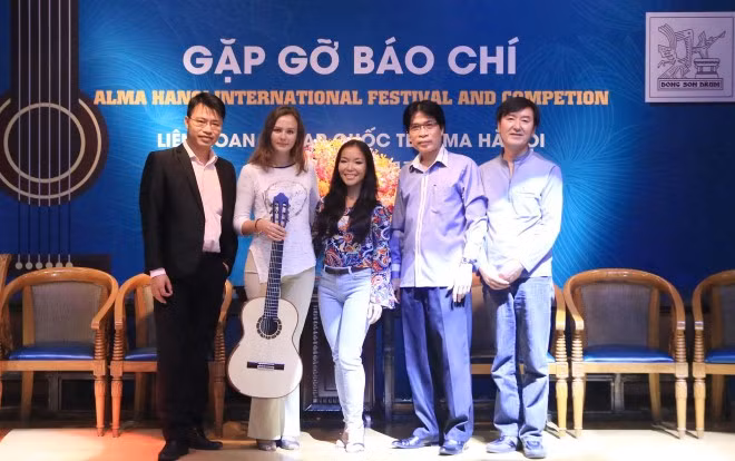  Các nghệ sĩ trong buổi giới thiệu Liên hoan Guitar Quốc tế Alma Hà Nội chiều 25/10 từ trái qua: Vũ Hiển, Ekaterina Pushkarenko, Lê Thu, Heehong Kim