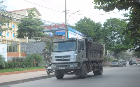 Nhiều phương tiện cơi nới thành chạy trên tuyến đường đi qua phường Giếng Đáy 