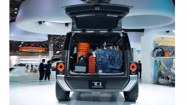 Lưng ghế và khoang hành lý đi kèm nhiều móc để cố định những vật cồng kềnh hoặc xe đạp.