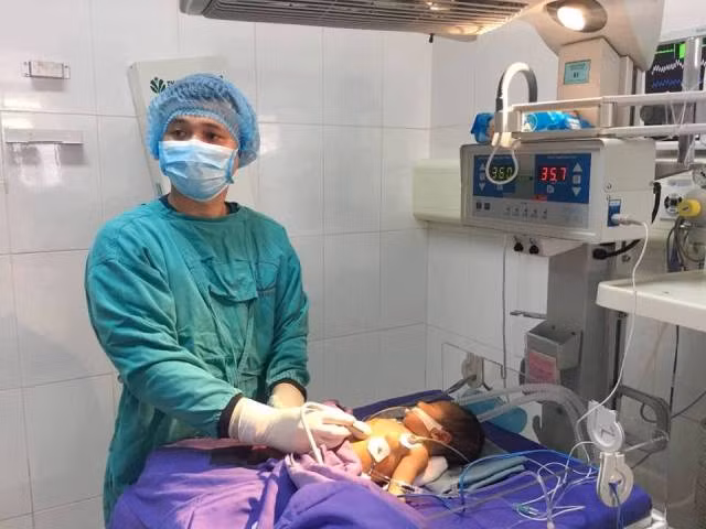 Các bác sĩ tiến hành hội chẩn và cấp cứu cho bệnh nhi.