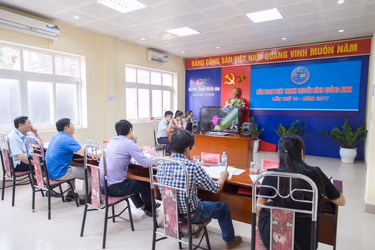 Ban giám khảo chấm tác phẩm phát thanh