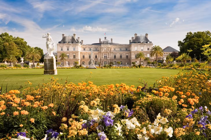 Vườn Luxembourg, Paris, Pháp: Vườn Luxembourg là một trong những biểu tượng của Paris. Du khách có thể picnic trên bãi cỏ, đi dạo dọc đường trung tâm giữa các tác phẩm điêu khắc và sân chơi. Bạn còn có thể xem đánh tennis trong lúc nhấm nháp một tách cà phê. Ảnh: Phillymag.