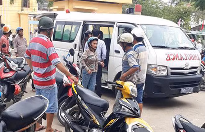 Gần 400 học sinh được đưa vào cơ sở y tế cấp cứu trong sáng 27/10. Ảnh: Bửu Phúc.