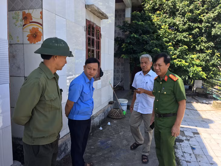 Đoàn cán bộ phường kiểm tra, xác minh về hộ khẩu, nhân khẩu đối với gia đình anh Hoàng Văn Trường, tổ 2, khu I, phường Mông Dương, TP Cẩm Phả
