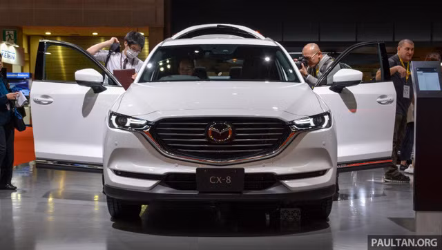 Bên ngoài, Mazda CX-8 rõ ràng lấy cảm hứng thiết kế từ 2 người anh em CX-5 và CX-9. Do đó, thiết kế của Mazda CX-8 sẽ tạo cảm giác quen thuộc với nhiều khách hàng.