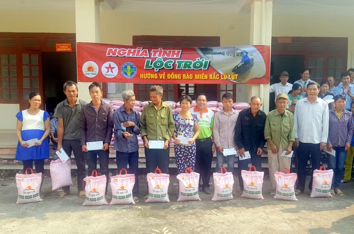 Đông đảo người dân xã Đồng Lâm nhận quà của Tập đoàn Lộc Trời.