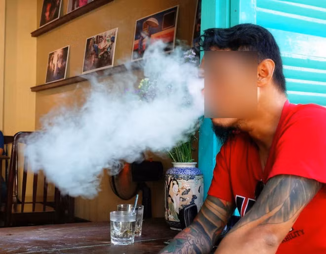 Nhiều người xem thuốc lá điện tử là phương thức thay thế thuốc lá đầu lọc, đồng thời cũng là thú chơi sành điệu ở một số người trẻ. Ảnh: Phú Mỹ.