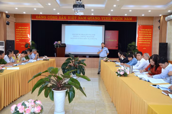 Cán bộ Cục Phòng chống Tệ nạn xã hội (Bộ LĐ,TB&XH) trình bày nội dung chuyên đề về chức năng, nhiệm vụ, quyền hạn, tổ chức, hoạt động của Đội kiểm tra liên ngành 178