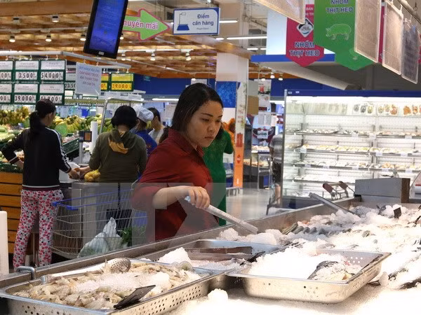 Người tiêu dùng mua sắm ở siêu thị Co.op Mart Foodcosa Quang Trung (Gò Vấp). (Ảnh: Thanh Vũ/TTXVN)