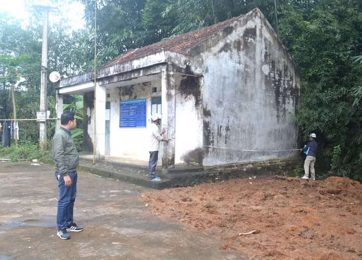 Nhà văn hóa thôn Nà Áng đang được đo đạc để xây dựng lại để đưa thôn ra khỏi diện đặc biệt khó khăn vào năm 2018