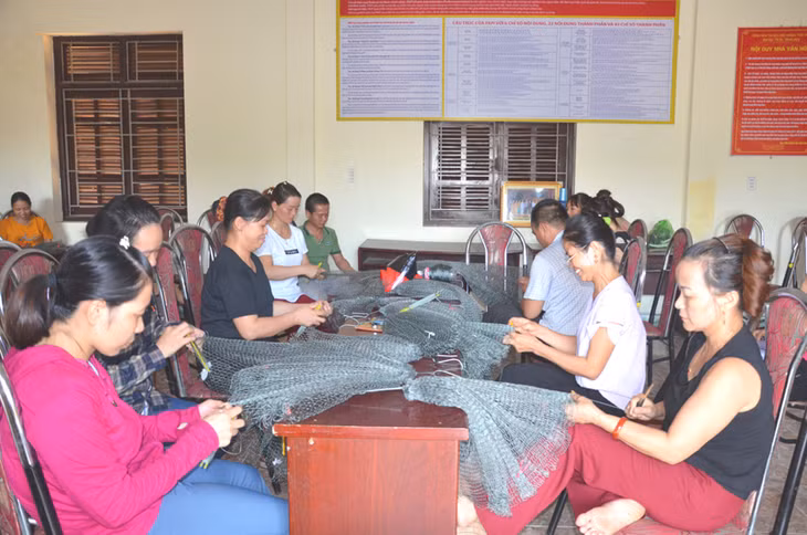 Lớp học nghề đan lưới cho lao động nông thôn được xã Hồng Phong phối hợp Phòng LĐ,TB&XH tổ chức trong tháng 9/2017.