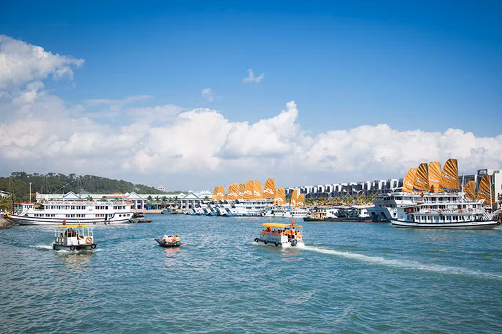 Tàu hoạt động vận chuyển khách trên vịnh Hạ Long được sơn trắng, hiện đại