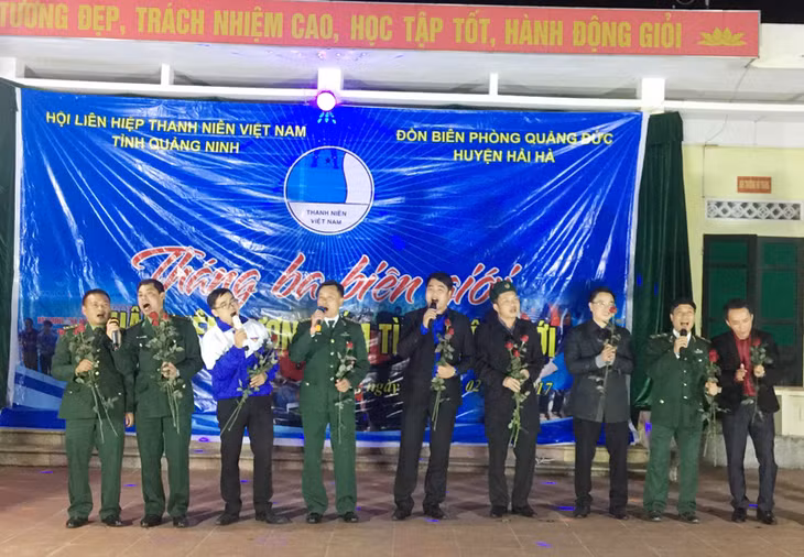 và giao lưu văn nghệ với chủ đề “Xuân biên cương, ấm tình biên giới”.
