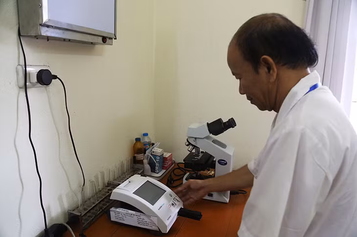 Trạm Y tế xã Quảng Lâm (huyện Đầm Hà) được đầu tư máy xét nghiệm sinh hóa phục vụ nhu cầu KCB của người dân.