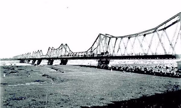 Cầu Doumer - nay là cầu Long Biên. (Ảnh: Trung tâm Lưu trữ Quốc gia I)