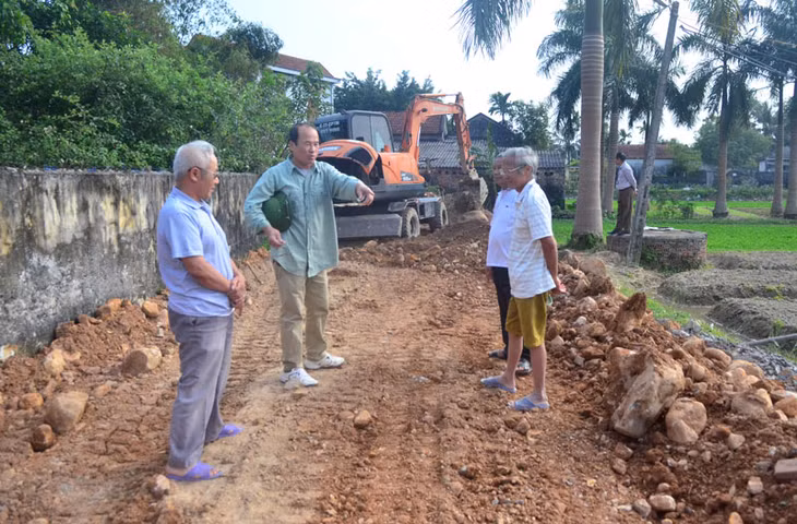 Ông Nguyễn Văn Thành (thứ 2, trái sang), Bí thư Chi bộ kiêm Trưởng khu 4, thị trấn Trới, huyện Hoành Bồ trao đổi với người dân khu phố về làm tuyến đường mới.