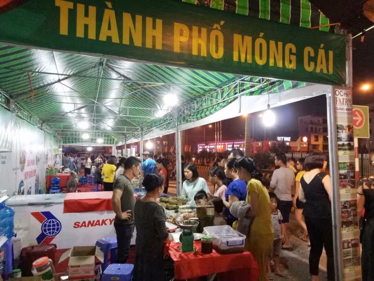 Gian hàng giới thiệu sản phẩm của TP Móng Cái thu hút người dân tại Tuần kết nối tiêu dùng sản phẩm OCOP Quảng Ninh tháng 10/2017 tại BigC Hạ Long.