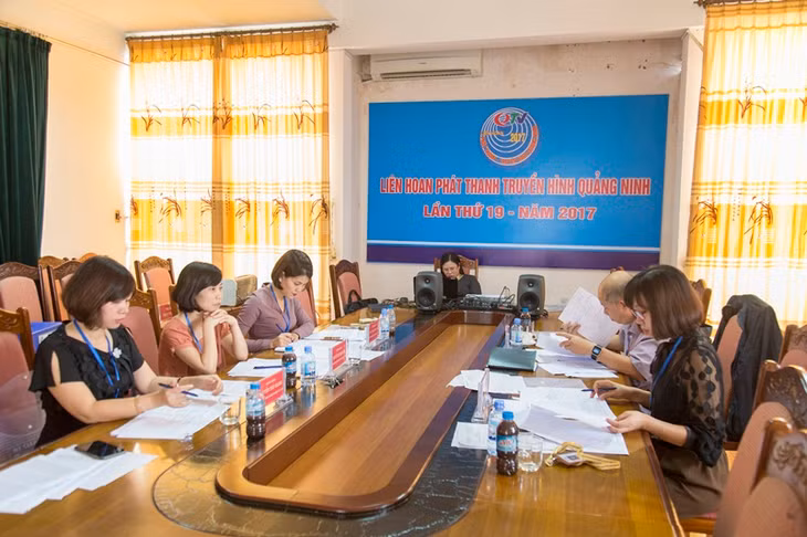 Ban giám khảo chấm tác phẩm phát thanh