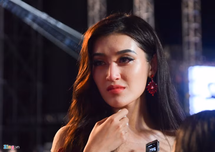Huyền My bật khóc vì không lọt vào top 5 cuộc thi Hoa hậu Hòa bình Thế giới. Ảnh: Việt Hùng.
