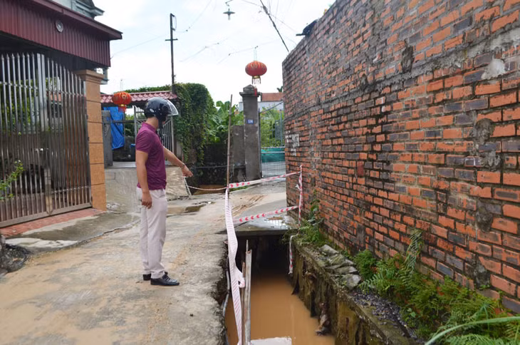 Còn đại diện UBND phường Hà Trung khẳng định: Tuyến cống nhỏ hẹp, nhiều đoạn thắt cổ chai dẫn đến nước không thoát kịp khi có mưa lớn gây tình trạng ngập úng.