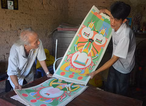 Một bộ tranh thờ do anh Hà Văn Tài vẽ bao giờ cũng gồm nhiều bức.