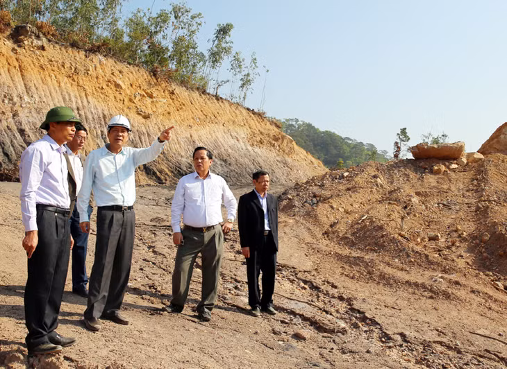 Bí thư Tỉnh ủy Nguyễn Văn Đọc kiểm tra tại dự án Khu biệt thự và khách sạn vườn Phượng Hoàng (tại khu vực Bãi Cháy).