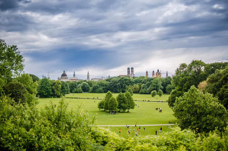 Englischer Garten, Munich, Đức: Đây là công viên công cộng lớn nhất Munich, với một quán trà kiểu Nhật, khu đồng cỏ tắm nắng và vườn bia lớn thứ nhì thành phố. Ảnh: Boomsheat.