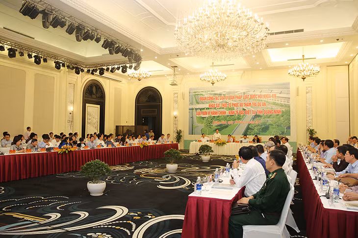 Quang cảnh buổi làm việc