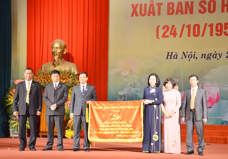 Lãnh đạo Thành ủy Hà Nội trao tặng bức trướng cho Báo Hànộimới nhân dịp kỷ niệm 60 năm xuất bản số báo hàng ngày đầu tiên