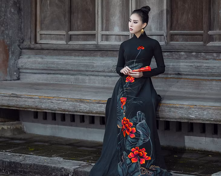 Tân Hoa hậu chọn thiết kế áo dài đen huyền bí với họa tiết hoa, lá sen.