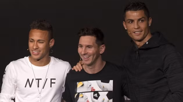  Neymar gặp phải hai cái bóng quá lớn của Messi và Ronaldo
