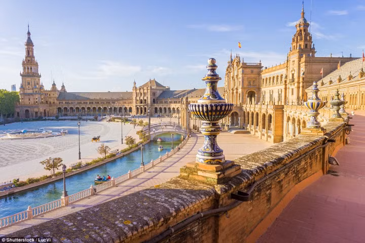  Seville được khen ngợi vì chuyển mình từ một đô thị giao thông tắc nghẽn bên những lâu đài lịch sử thành thành phố xe đạp và xe điện.