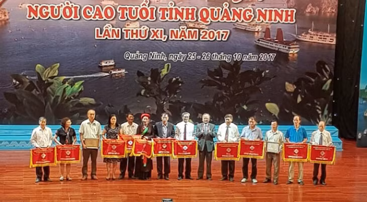 Ban Đại diện Hội Người cao tuổi Quảng Ninh trao giải cho các đoàn. 