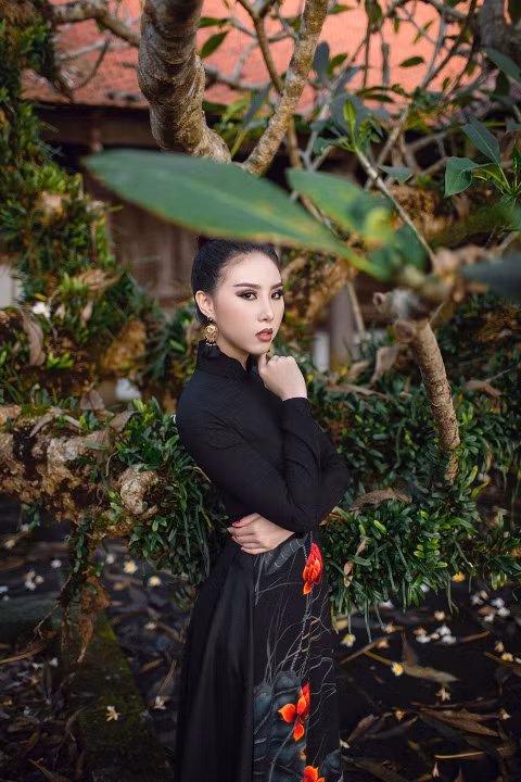 Trong trang phục này, Ngọc Trâm toát ra thần thái đầy vẻ mộng mị.