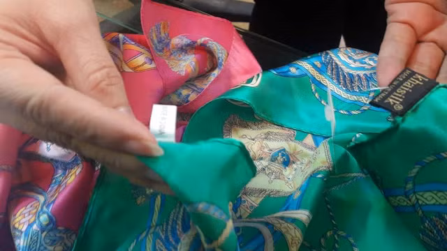 Mặt hàng khăn của Khaisilk bị tố là hàng Trung Quốc gắn mác giả hàng Việt