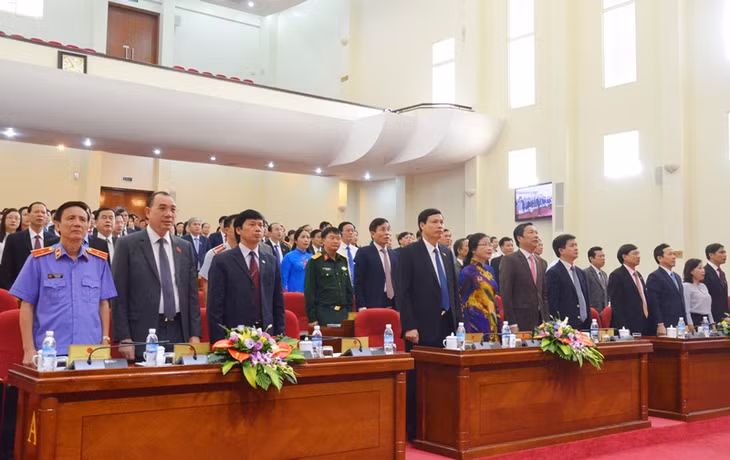 Đại biểu thực hiện nghi lễ chào cờ tại phiên khai mạc Kỳ họp thứ 6 HĐND tỉnh khóa XIII.