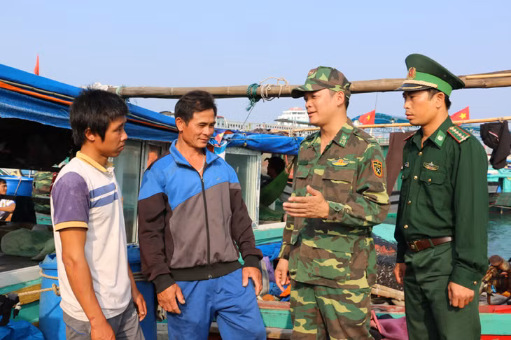 Cán bộ, chiến sĩ Đồn Biên phòng Cô Tô tuyên truyền nâng cao nhận thức, trách nhiệm bảo vệ và phát triển nguồn lợi thủy sản cho ngư dân.