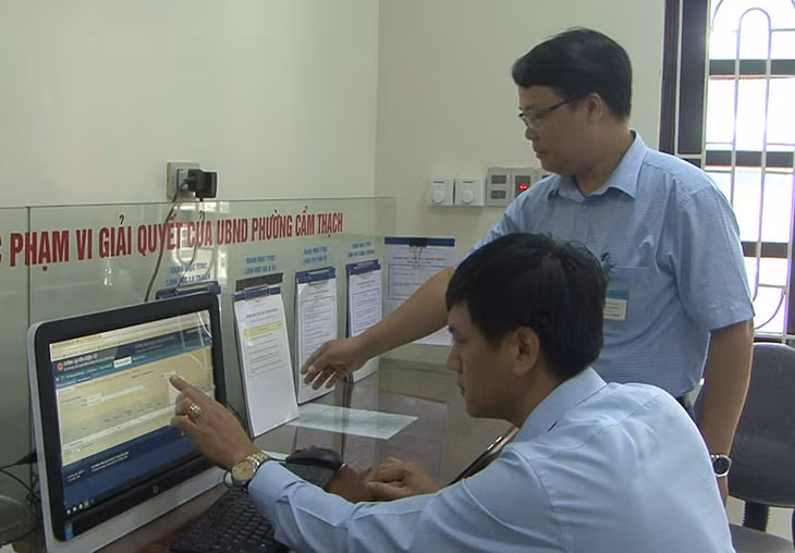 Đoàn công tác của TP Cẩm Phả kiểm tra đột xuất việc thực hiện kỷ luật, kỷ cương hành chính tại UBND phường Cẩm Thạch (Ảnh do phòng Nội vụ cung cấp)