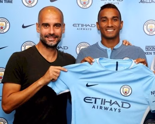  Danilo trong buổi lễ ra mắt Man City. Ảnh: The Sun