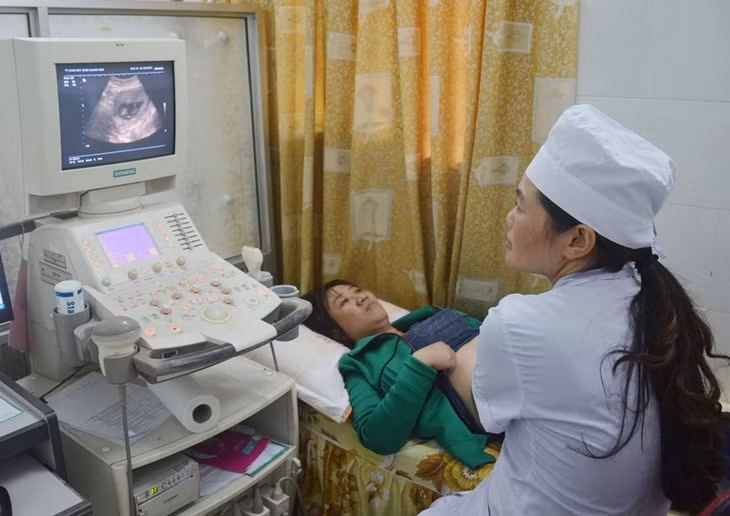 Bác sĩ Trung tâm Chăm sóc sức khỏe sinh sản tỉnh siêu âm cho thai phụ.
