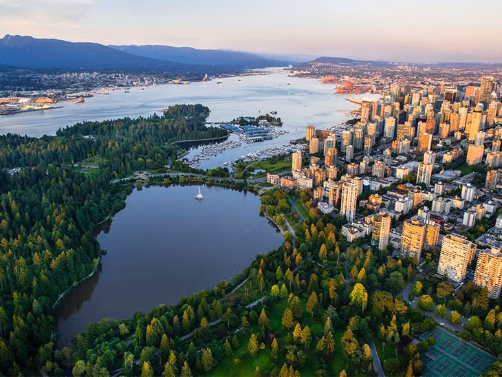 Công viên Stanley, Vancouver, Canada: Công viên Stanley là thiên đường cho những người yêu thiên nhiên. Nằm ở trung tâm Vancouver, công viên có vườn cây, bãi cát và nhiều tượng đài lịch sử. Đừng bỏ lỡ cơ hội khám phá Seawall, tuyến đường vòng quanh công viên, nhìn ra vịnh English và cảng Coal. Ảnh: National Geographic.