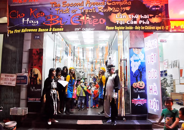 Các thầy cô giáo tại trung tâm ngoại ngữ New Way tổ chức lễ hội Halloween 