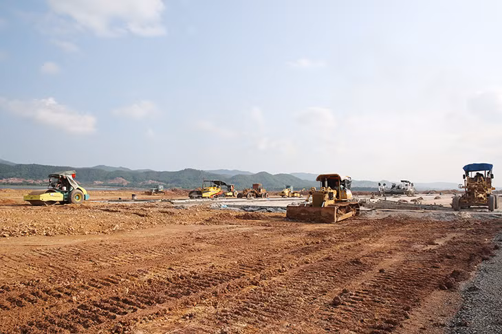 200m cuối cùng của đường băng dài 3,6km (600m điều chỉnh theo quy hoạch bổ sung) đang được các nhà thầu khẩn trương thực hiện.
