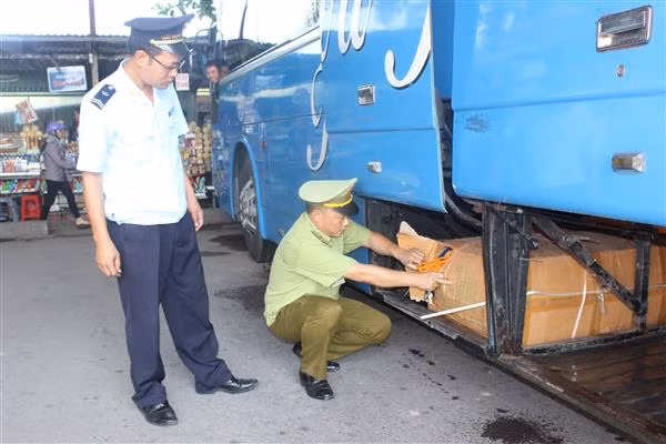 Lực lượng Hải quan Quảng Ninh phối hợp kiểm tra phương tiện. Ảnh: Q.H