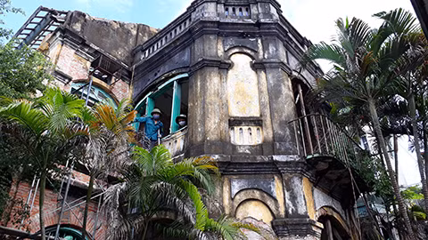Căn biệt thự nay đã xuống cấp.